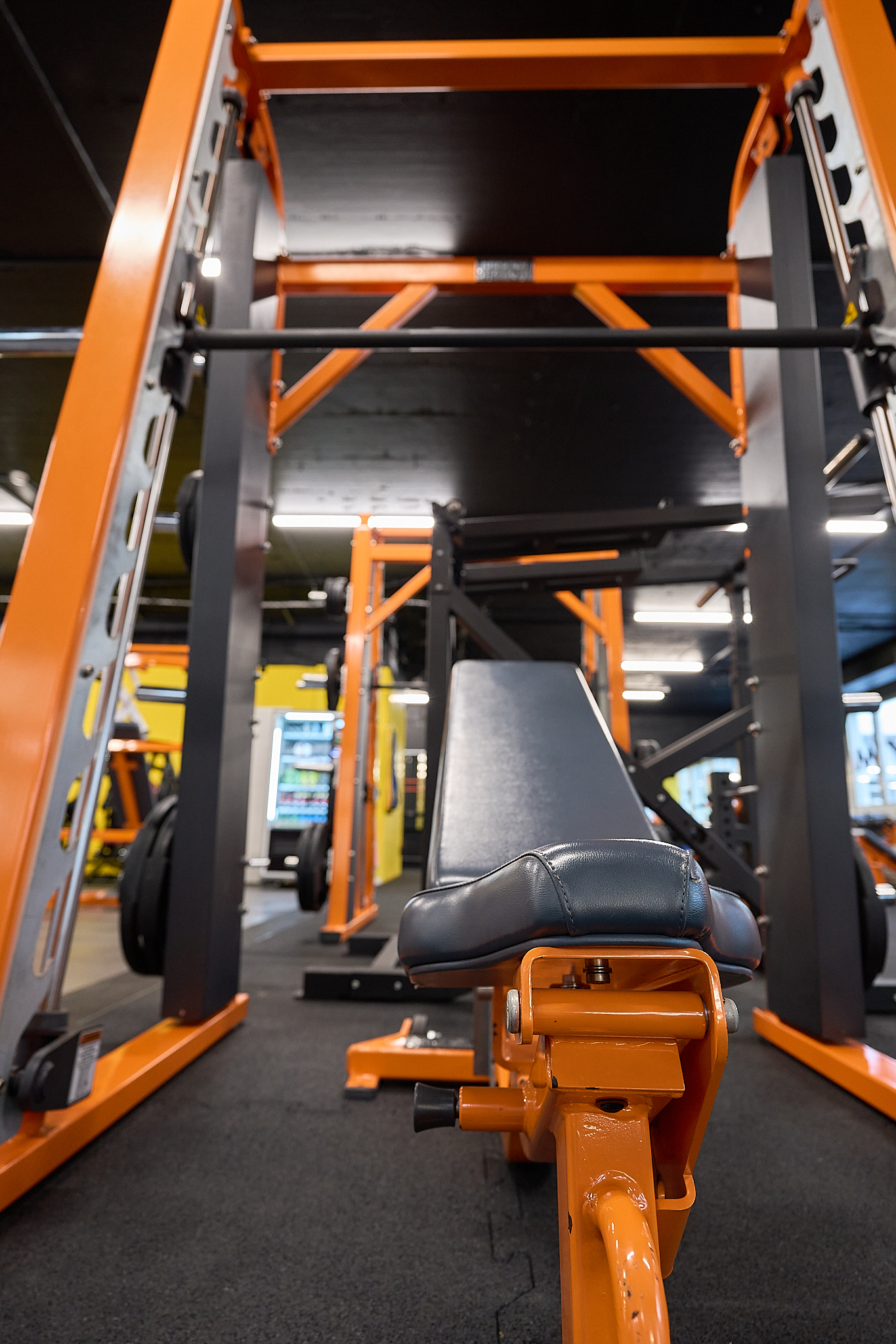 Schrägbank mit Smith Machine